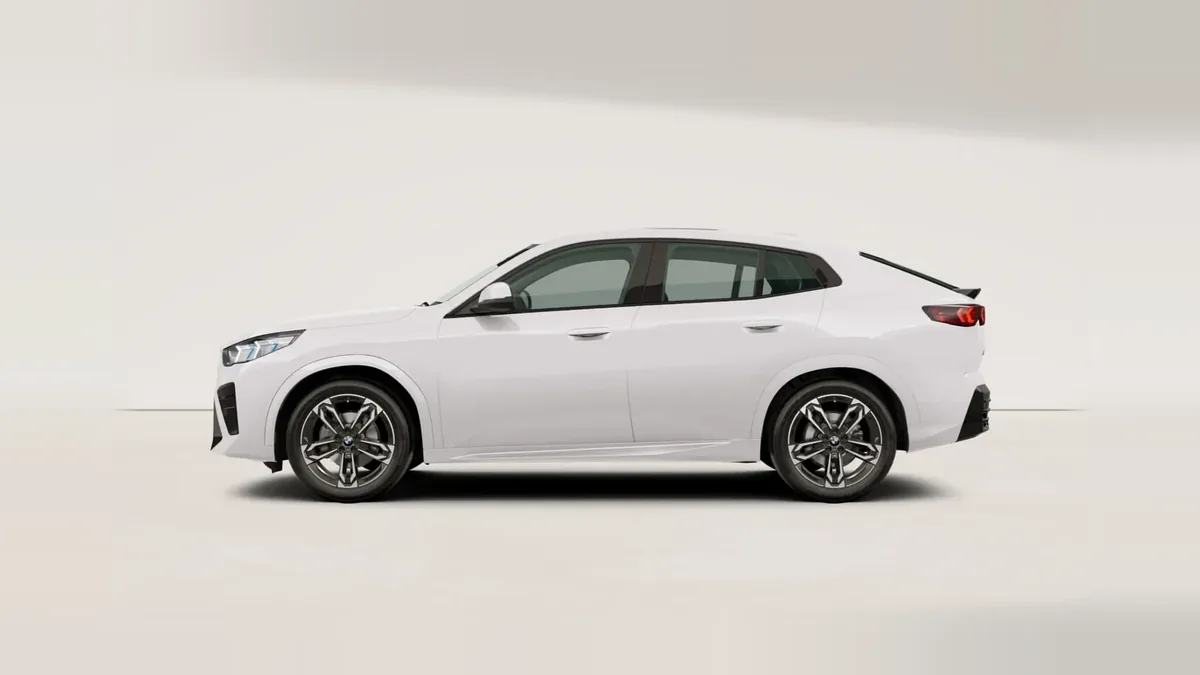 BMW ix2 eDrive20 en renting en Zaragoza — Lateral